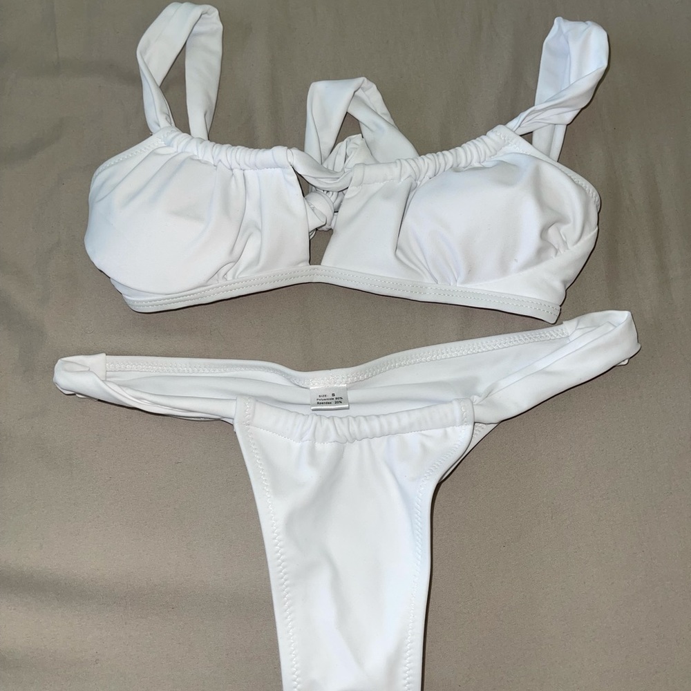 White bikini - Picture 2 of 3